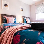 Perfect 2 Bedroom Flat Heathrow, Free Parking