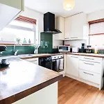 Perfect 2 Bedroom Flat Heathrow, Free Parking