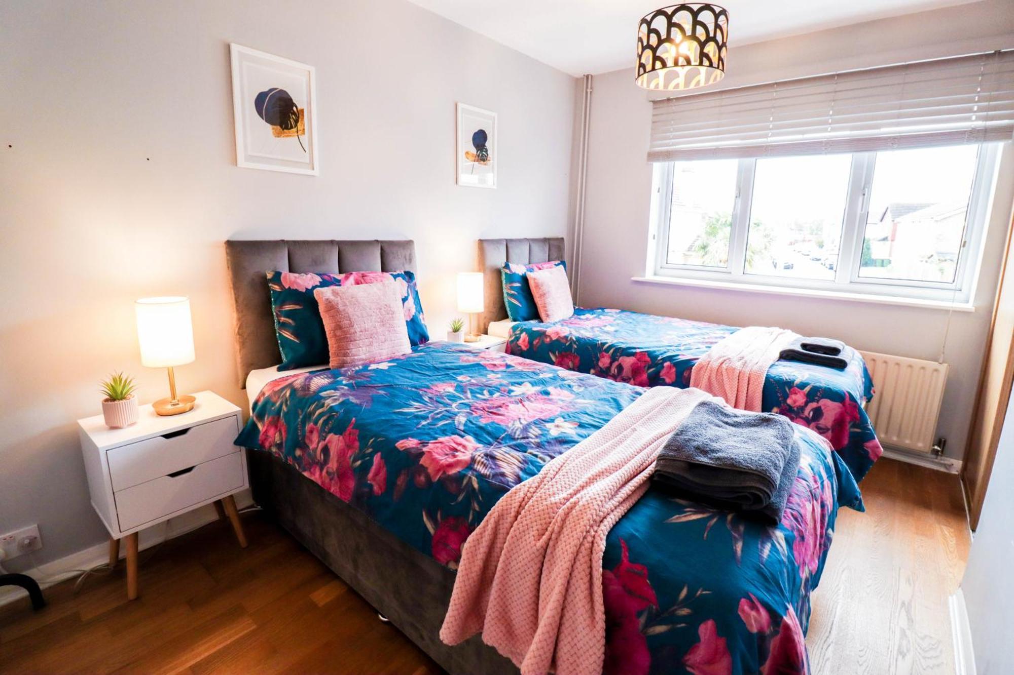 Perfect 2 Bedroom Flat Heathrow, Free Parking Apartment *