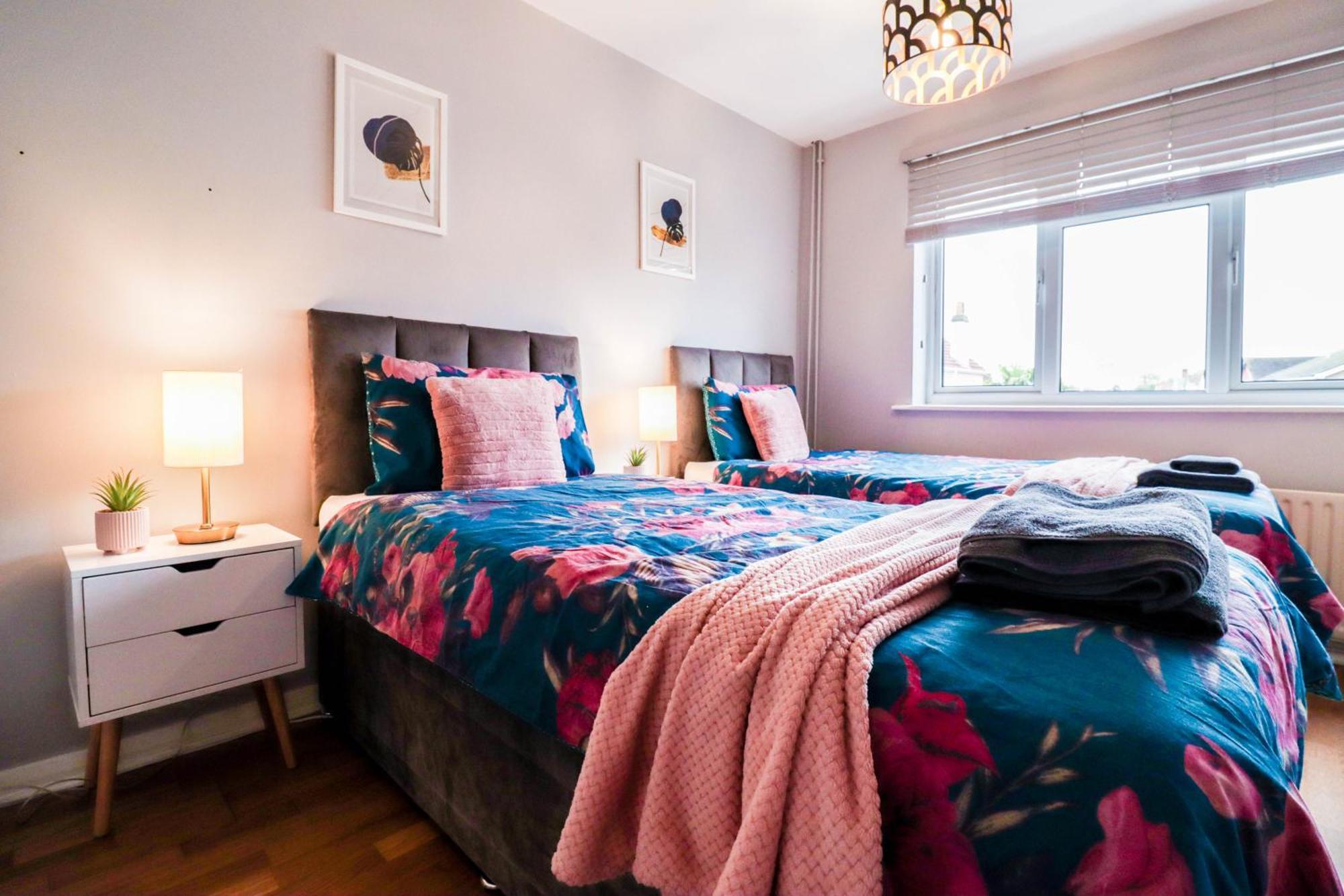 Perfect 2 Bedroom Flat Heathrow, Free Parking Apartment Shepperton