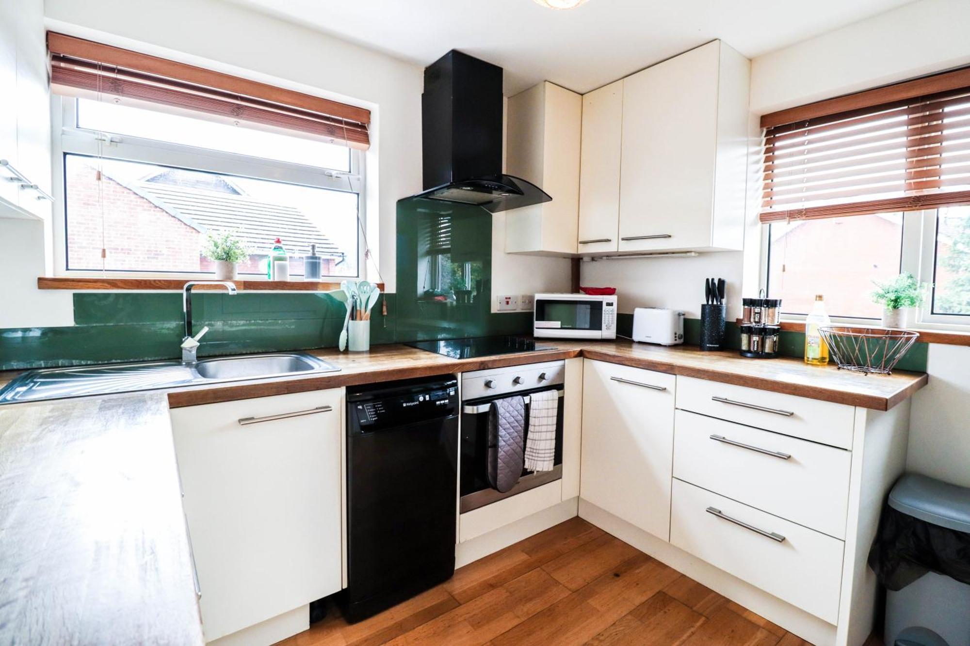 Perfect 2 Bedroom Flat Heathrow, Free Parking Apartment *