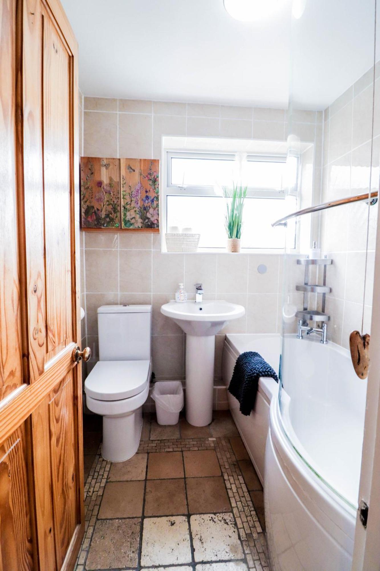 Perfect 2 Bedroom Flat Heathrow, Free Parking Apartment