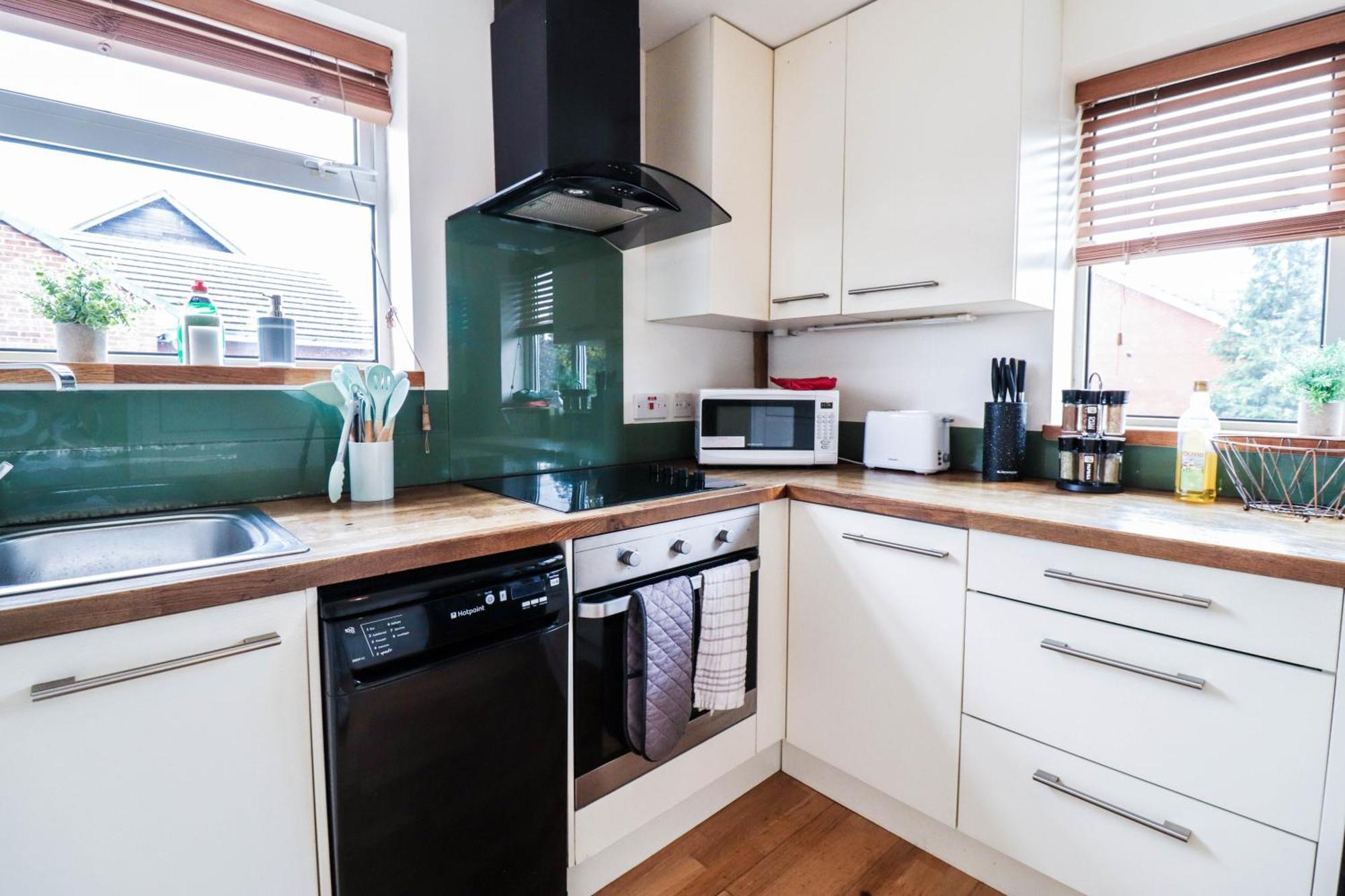 Perfect 2 Bedroom Flat Heathrow, Free Parking *
